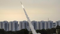 Israel menembakkan Iron Dome untuk mencegat serangan roket Hamas di langit Ashkelon, Rabu (11/10/2023) lalu. AP Photo/Ariel Schalit.  