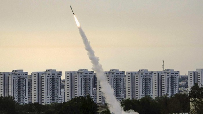 Momen Iron Dome Israel Berusaha Cegat Serangan Roket Hamas Hamas menyerang Israel menggunakan ribuan roket. Sementara Israel berusaha mencegatnya menggunakan satu sistem pertahanan udara Iron Dome.