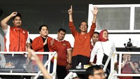 Jokowi dan Erick merayakan gol yang dicetak oleh timnas Indonesia ke gawang Brunei Darussalam. Dalam pertandingan ini, timnas Indonesia menang dengan skor 6-0. 