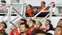 Jokowi dan Erick kompak mengenakan jaket berwarna merah saat menonton laga tersebut. 