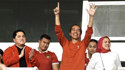 Momen Jokowi-Erick Kompak Berjaket Merah Saat Nobar Indonesia Vs Brunei