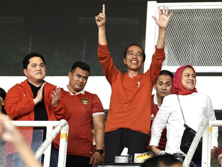 Momen Jokowi-Erick Kompak Berjaket Merah Saat Nobar Indonesia Vs Brunei