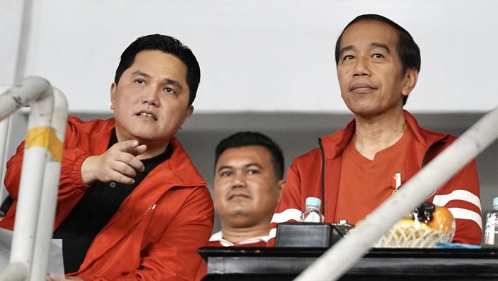 Presiden Jokowi dan Ketum PSSI Erick Thohir menyaksikan langsung laga timnas Indonesia vs Brunei Darussalam di Stadion GBK, Kamis (12/10) malam. Mereka kompak pakai jaket merah.