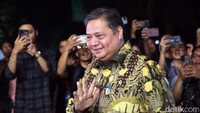 Selanjutnya, Ketum Partai Golkar Airlangga Hartarto dan Sekjen Golkar Lodewijk Freidrich Paulus tiba pukul 18.58 WIB. 