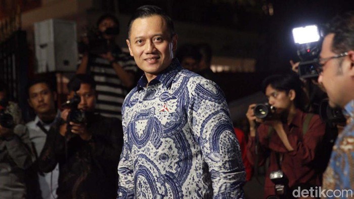 Momen Para Ketum KIM Tiba di Kediaman Prabowo Rapat para ketua umum Koalisi Indonesia Maju (KIM) pendukung Prabowo Subianto digelar malam ini. Ini momen AHY hingga Zulhas tiba di kediaman Prabowo.
