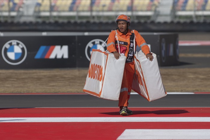 Dua marshal melambaikan tangan saat mengikuti track safety inspection sebagai persiapan terakhir jelang pelaksanaan MotoGP seri ke-16 Mandalika di Pertamina Mandalika International Street Circuit, Lombok Tengah, NTB, Jumat (13/10/2023). MGPA menyebut sebanyak 400 marshal yang bertugas pada MotoGP Mandalika seluruhnya berasal dari NTB. ANTARA FOTO/Wahyu Putro A/nym.