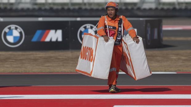 Dua marshal melambaikan tangan saat mengikuti track safety inspection sebagai persiapan terakhir jelang pelaksanaan MotoGP seri ke-16 Mandalika di Pertamina Mandalika International Street Circuit, Lombok Tengah, NTB, Jumat (13/10/2023). MGPA menyebut sebanyak 400 marshal yang bertugas pada MotoGP Mandalika seluruhnya berasal dari NTB. ANTARA FOTO/Wahyu Putro A/nym.