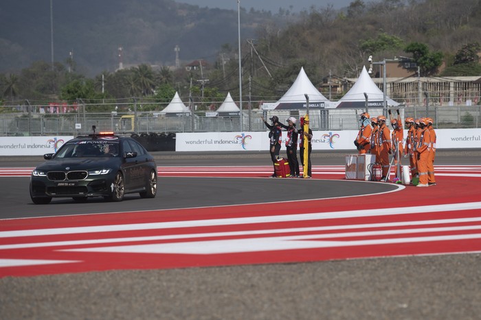 Dua marshal melambaikan tangan saat mengikuti track safety inspection sebagai persiapan terakhir jelang pelaksanaan MotoGP seri ke-16 Mandalika di Pertamina Mandalika International Street Circuit, Lombok Tengah, NTB, Jumat (13/10/2023). MGPA menyebut sebanyak 400 marshal yang bertugas pada MotoGP Mandalika seluruhnya berasal dari NTB. ANTARA FOTO/Wahyu Putro A/nym.