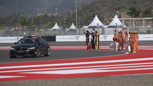 Dua marshal melambaikan tangan saat mengikuti track safety inspection sebagai persiapan terakhir jelang pelaksanaan MotoGP seri ke-16 Mandalika di Pertamina Mandalika International Street Circuit, Lombok Tengah, NTB, Jumat (13/10/2023). MGPA menyebut sebanyak 400 marshal yang bertugas pada MotoGP Mandalika seluruhnya berasal dari NTB. ANTARA FOTO/Wahyu Putro A/nym.