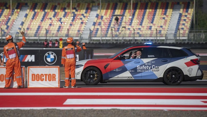 MotoGP Mandalika Libatkan 400 Marshal Lokal Dua marshal melambaikan tangan saat mengikuti track safety inspection sebagai persiapan terakhir jelang pelaksanaan MotoGP seri ke-16 Mandalika di Pertamina Mandalika International Street Circuit, Lombok Tengah, NTB, Jumat (13/10/2023). MGPA menyebut sebanyak 400 marshal yang bertugas pada MotoGP Mandalika seluruhnya berasal dari NTB. ANTARA FOTO/Wahyu Putro A/nym.