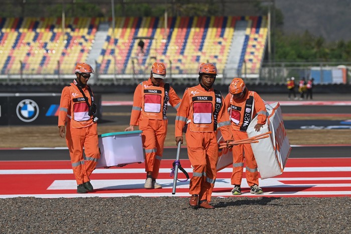 Dua marshal melambaikan tangan saat mengikuti track safety inspection sebagai persiapan terakhir jelang pelaksanaan MotoGP seri ke-16 Mandalika di Pertamina Mandalika International Street Circuit, Lombok Tengah, NTB, Jumat (13/10/2023). MGPA menyebut sebanyak 400 marshal yang bertugas pada MotoGP Mandalika seluruhnya berasal dari NTB. ANTARA FOTO/Wahyu Putro A/nym.