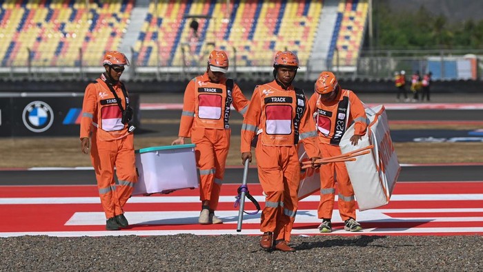 Dua marshal melambaikan tangan saat mengikuti track safety inspection sebagai persiapan terakhir jelang pelaksanaan MotoGP seri ke-16 Mandalika di Pertamina Mandalika International Street Circuit, Lombok Tengah, NTB, Jumat (13/10/2023). MGPA menyebut sebanyak 400 marshal yang bertugas pada MotoGP Mandalika seluruhnya berasal dari NTB. ANTARA FOTO/Wahyu Putro A/nym.
