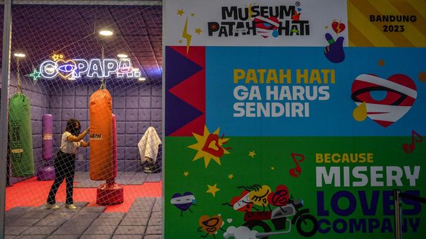 Pengunjung meninju sand sack di salah satu ruangan di Museum Patah Hati di Braga City Walk, Bandung, Jawa Barat, Jumat (13/10/2023). Museum Patah Hati yang menghadirkan berbagai instalasi seni tersebut bertujuan menjadi tempat yang bisa mengubah persepsi patah hati dari menyedihkan menjadi hal positif. ANTARA FOTO/Raisan Al Farisi/aww.
