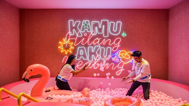 Pengunjung meninju sand sack di salah satu ruangan di Museum Patah Hati di Braga City Walk, Bandung, Jawa Barat, Jumat (13/10/2023). Museum Patah Hati yang menghadirkan berbagai instalasi seni tersebut bertujuan menjadi tempat yang bisa mengubah persepsi patah hati dari menyedihkan menjadi hal positif. ANTARA FOTO/Raisan Al Farisi/aww.