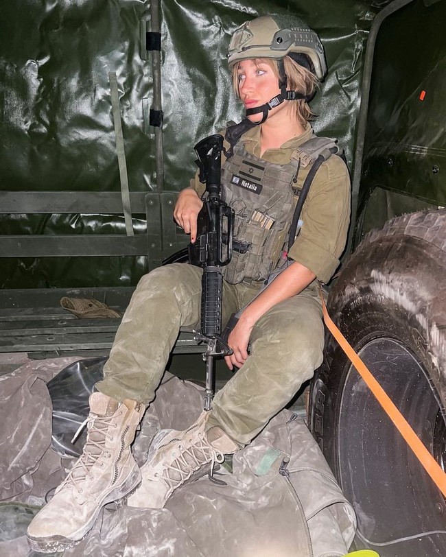 Natalia pun mengungkap curhatnya selagi bergabung dengan tentara untuk menanggulangi serangan dari Hamas. Selagi membagikan potret cantiknya memakai seragam pasukan pertahanan, ia mengatakan jika apa yang terjadi bukanlah perang. Foto: Instagram Natalia Fadeev