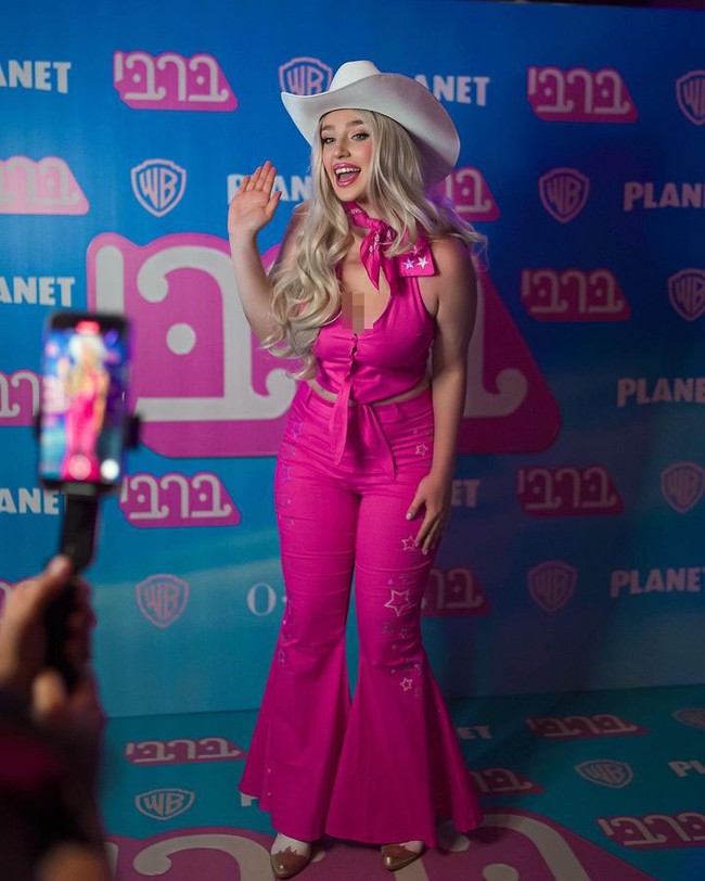 Untuk orang-orang yang bertanya apa aku baik-baik saja di DM, terima kasih. Aku aman dan Tuhan bersamaku, tulisnya dalam postingan. Foto: Instagram Natalia Fadeev