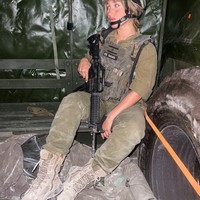 Natalia pun mengungkap curhatnya selagi bergabung dengan tentara untuk menanggulangi serangan dari Hamas. Selagi membagikan potret cantiknya memakai seragam pasukan pertahanan, ia mengatakan jika apa yang terjadi bukanlah perang. Foto: Instagram Natalia Fadeev