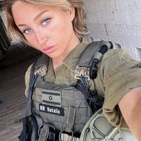 Seperti kebanyakan wanita di Israel, Natalia pernah menjalani wajib militer karena itu ia dipanggil untuk membela negara di saat-saat darurat. Foto: Instagram Natalia Fadeev