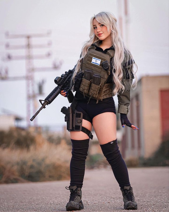 Natalia Fadeev yang dikenal sering cosplay jadi tentara Israel baru-baru ini bergabung dengan pasukan pertahanan demi melawan Hamas. Ia jadi kontroversi karena mengunggah potret cantiknya di tengah masa-masa genting. Foto: Instagram Natalia Fadeev
