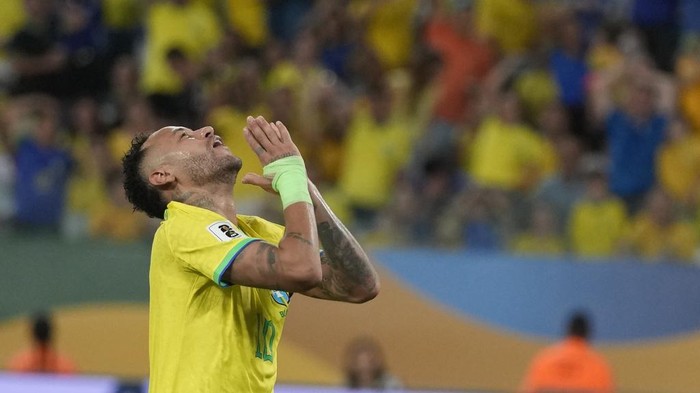 Brazils Neymar gestures after missing a chance to score against Venezuela during a qualifying soccer match for the FIFA World Cup 2026 at Arena Pantanal stadium in Cuiaba, Brazil, Thursday, Oct.12, 2023. (AP Photo/Andre Penner)