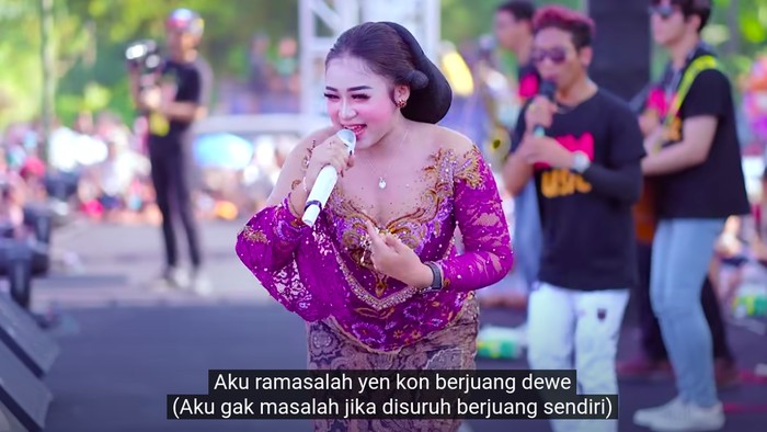 Pesinden asal Kediri, Niken Salindry merilis video musik lagu Nemen di kanal YouTube Aneka Safari Records. Berikut ini lirik lagu Nemen dan terjemahannya.