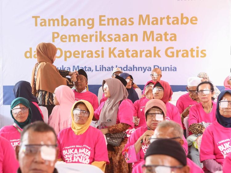 Operasi Katarak untuk Warga Sekitar Perusahaan
