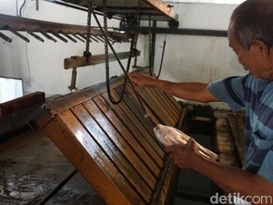 Panas Ekstrem, Permintaan Es Batu Balok di Mojokerto Melonjak