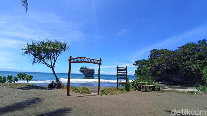Pantai Madasari Pangandaran.