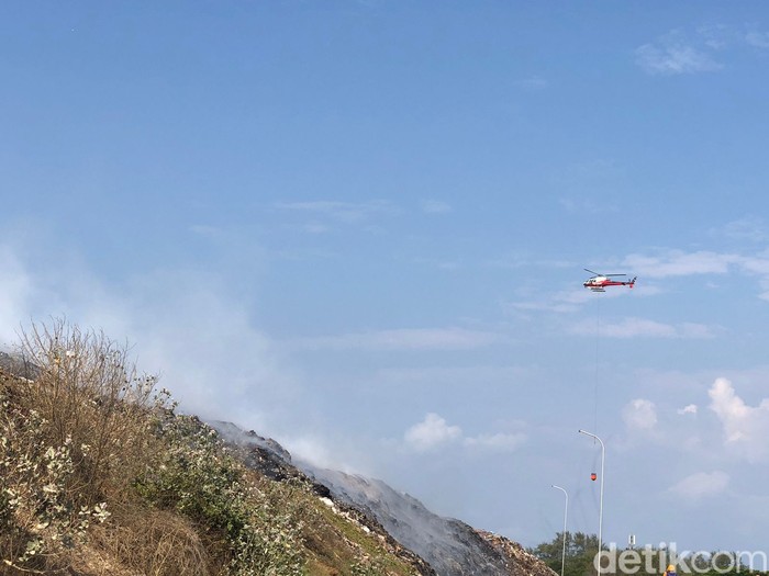 Pantauan kebakaran di TPA Suwung, Denpasar, Jumat (13/10/2023). (Muhammad Rivaldo)