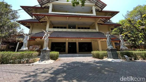 Patung-patung yang dipajang di Taman Fakultas Seni Rupa ISI Jogja. Foto diambil Jumat (13/10/2023).