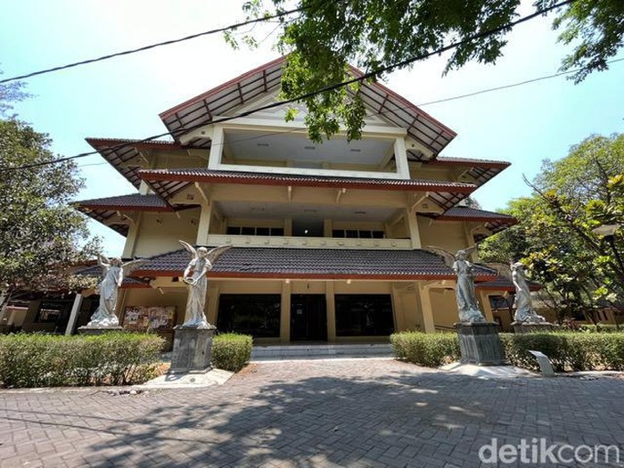 Patung-patung yang dipajang di Taman Fakultas Seni Rupa ISI Jogja Patung-patung yang dipajang di Taman Fakultas Seni Rupa ISI Jogja. Foto diambil Jumat (13/10/2023).