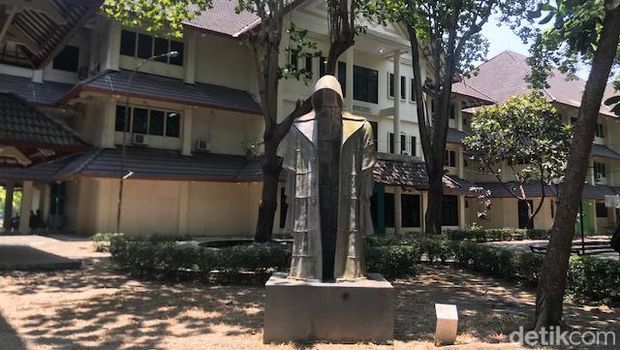 Patung-patung yang dipajang di Taman Fakultas Seni Rupa ISI Jogja. Foto diambil Jumat (13/10/2023).