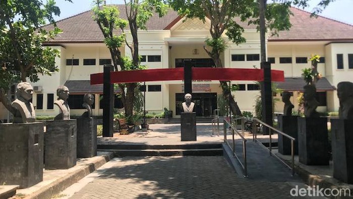 Patung-patung yang dipajang di Taman Fakultas Seni Rupa ISI Jogja. Foto diambil Jumat (13/10/2023).
