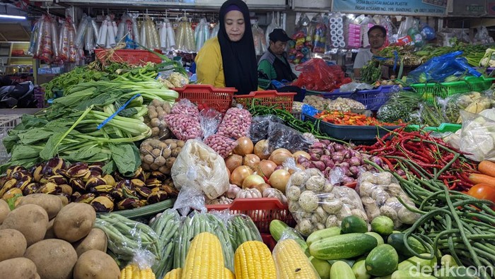 Pedagang sayur di Pasar Kosambi.