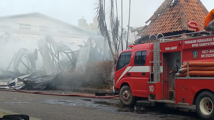 Pemadam berjibaku memadamkan api di pabrik lantai kayu Jombang.