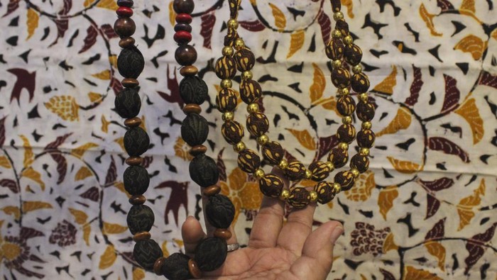Calon pembeli melihat aksesoris kalung dari produk UMKM yang dijual di salah satu lapak di Pos Bloc Jakarta, Jumat (13/10/2023). Kementerian Hukum dan HAM mempermudah masyarakat untuk membuka usaha mikro dan kecil (UMK) dengan memangkas prosedur dan perizinan usaha guna membuat perseroan perorangan. ANTARA FOTO/ Donny Aditra/sgd/foc.