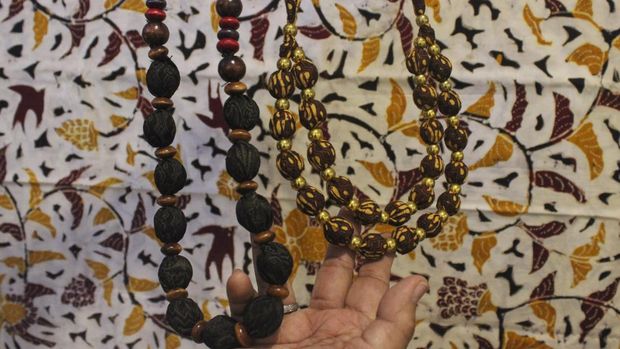 Calon pembeli melihat aksesoris kalung dari produk UMKM yang dijual di salah satu lapak di Pos Bloc Jakarta, Jumat (13/10/2023). Kementerian Hukum dan HAM mempermudah masyarakat untuk membuka usaha mikro dan kecil (UMK) dengan memangkas prosedur dan perizinan usaha guna membuat perseroan perorangan. ANTARA FOTO/ Donny Aditra/sgd/foc.