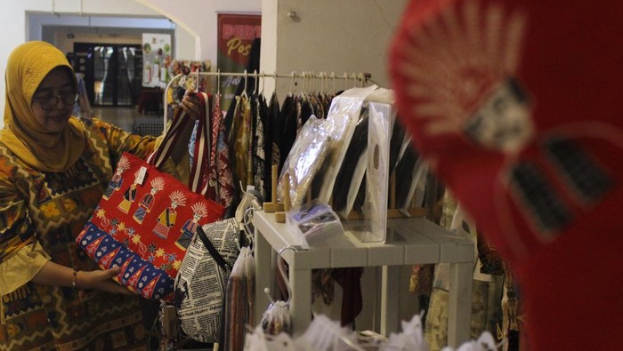 Calon pembeli melihat aksesoris kalung dari produk UMKM yang dijual di salah satu lapak di Pos Bloc Jakarta, Jumat (13/10/2023). Kementerian Hukum dan HAM mempermudah masyarakat untuk membuka usaha mikro dan kecil (UMK) dengan memangkas prosedur dan perizinan usaha guna membuat perseroan perorangan. ANTARA FOTO/ Donny Aditra/sgd/foc.