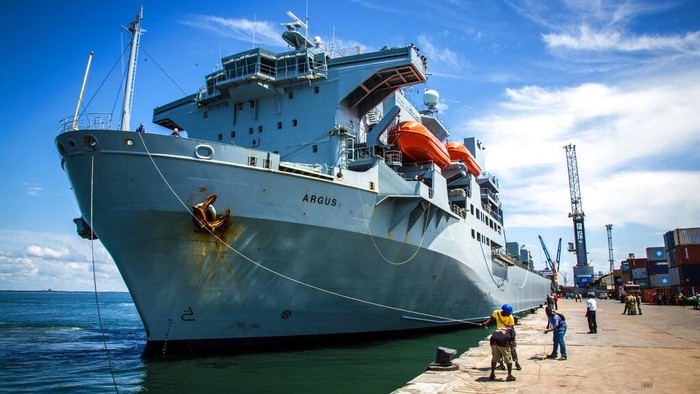 Penampakan Kapal Perang Inggris yang Dikirim untuk Bantu Israel Pemerintah Inggris akan mengirim dua kapal Angkatan Laut Kerajaan yakni RFA Argus dan RFA Lyme Bay ke Mediterania timur untuk mendukung Israel.