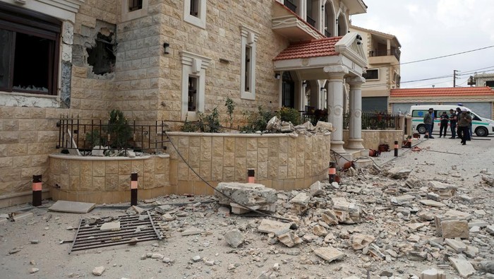 Penampakan Kerusakan di Lebanon Akibat Serangan Israel A view shows damage after Israeli shelling in the village of Dhayra, near the border with Israel, in southern Lebanon, October 11, 2023. REUTERS/Mohamed Azakir