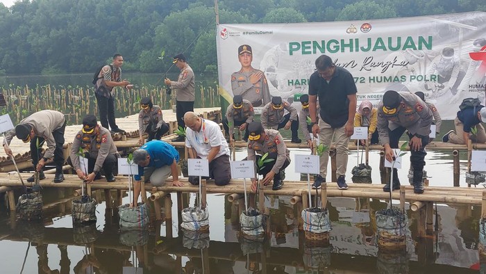 Penanaman Bibit Mangrove Serentak Dalam Rangka Hari Jadi ke-72 Divisi Humas Polri.