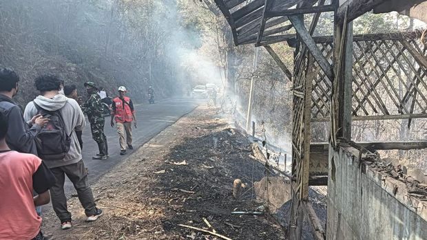 Penanganan kebakaran di Gunung Geger.