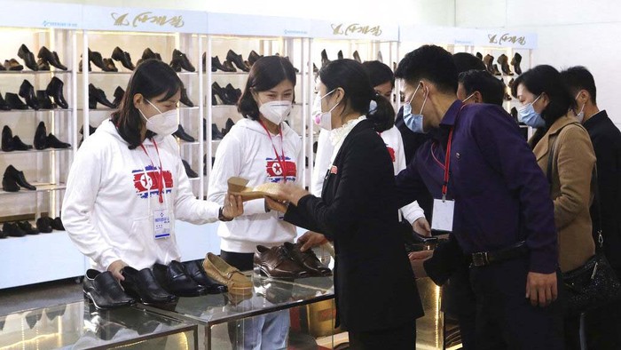 Penasaran Bagaimana Pusat Perbelanjaan di Korea Utara? Ini Potretnya Visitors check shoes as the 2022 Autumn National Footwear Exhibition opened at Pyongyang Yokjon Department Store in Pyongyang, on Tuesday, Oct., 18, 2022. (AP Photo/Cha Song Ho)