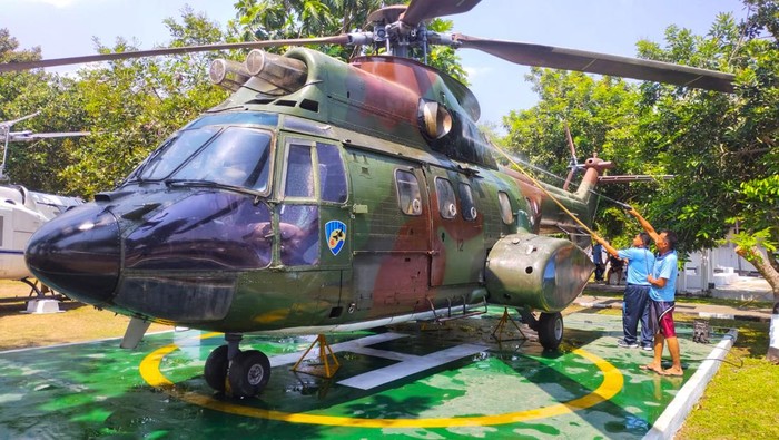 Pencucian Heli Super Puma di Museum Dirgantara Mandala Jogja, Jumat (13/10/2023).