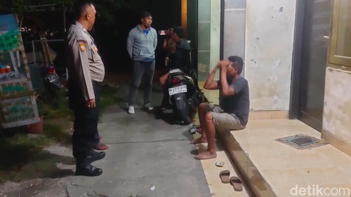 Polisi mendatangi korban pengeroyokan yang baru datang dari transfer uang di ATM.