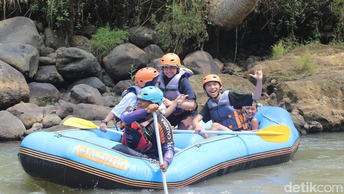 Pengunjung saat berwisata arung jeram