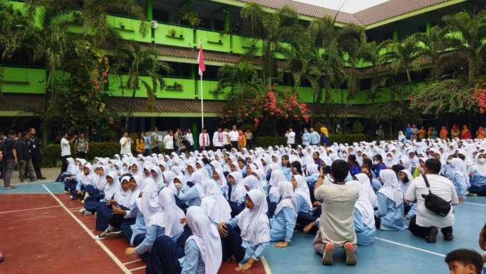 Penjabat (Pj) Gubernur DKI Jakarta, Heru Budi Hartono, saat mengunjungi SMP di Cakung (Kurniawan/detikcom)