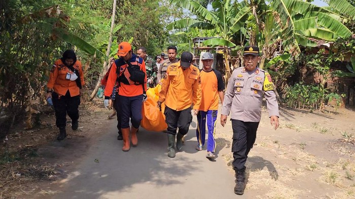 Petugas evakuasi jasad korban tenggelam di Majalengka