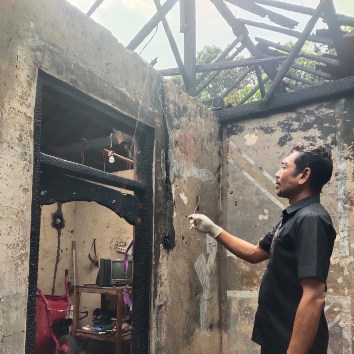 Petugas kepolisian saat melakukan olah TKP kebakaran di Desa Mendoyo Dangin Tukad, Jembrana, Jumat (13/10/2023). (dok. Polsek Mendoyo)