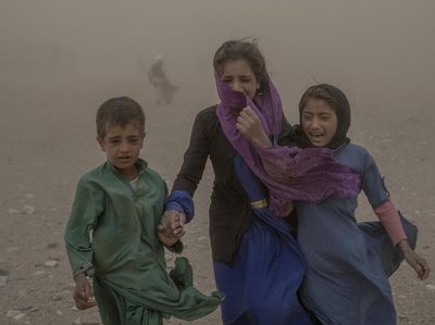 Pilu, Anak-anak Korban Gempa Afghanistan Menangis Dihantam Badai Pasir